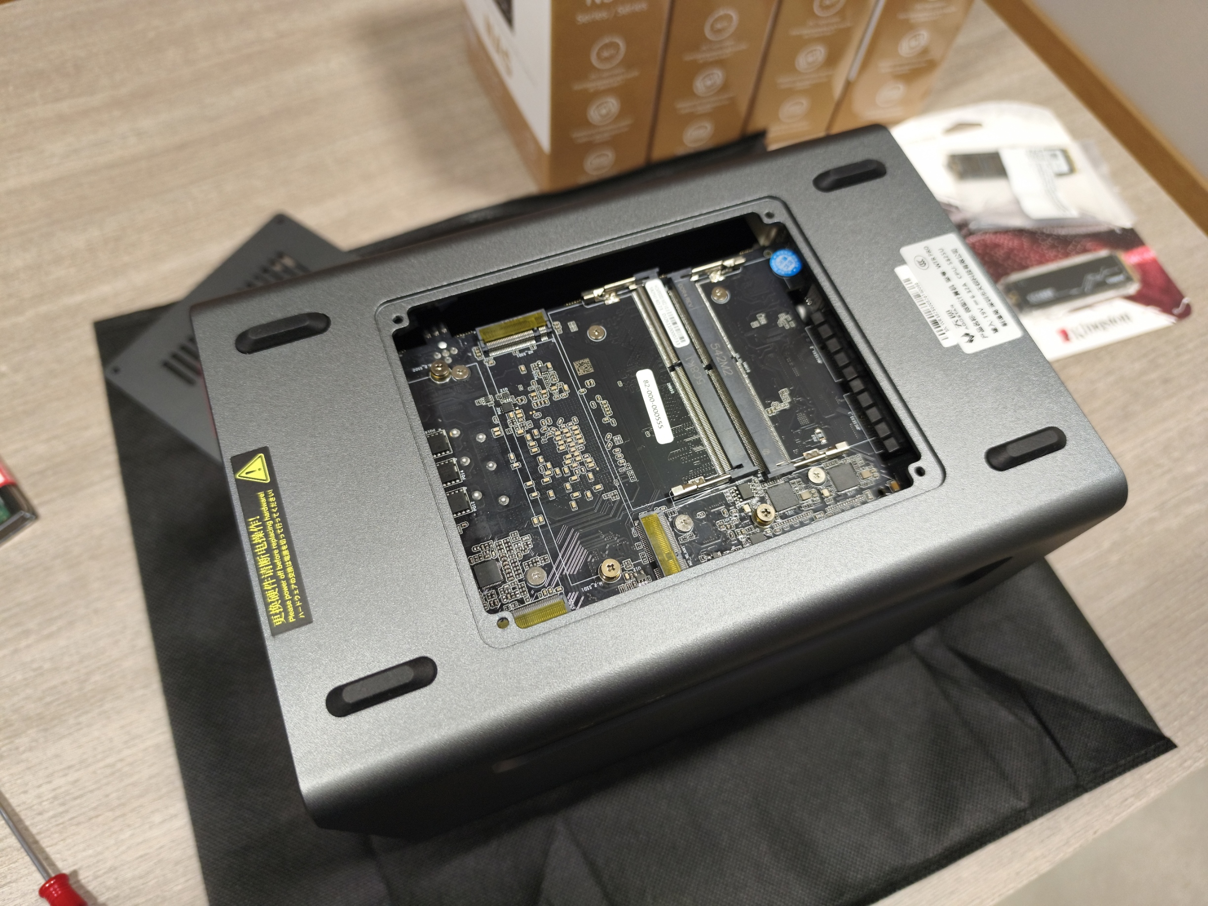 Placa madre del WTR Pro con un slot SODIMM ya poblado, slots NVMe vacíos
