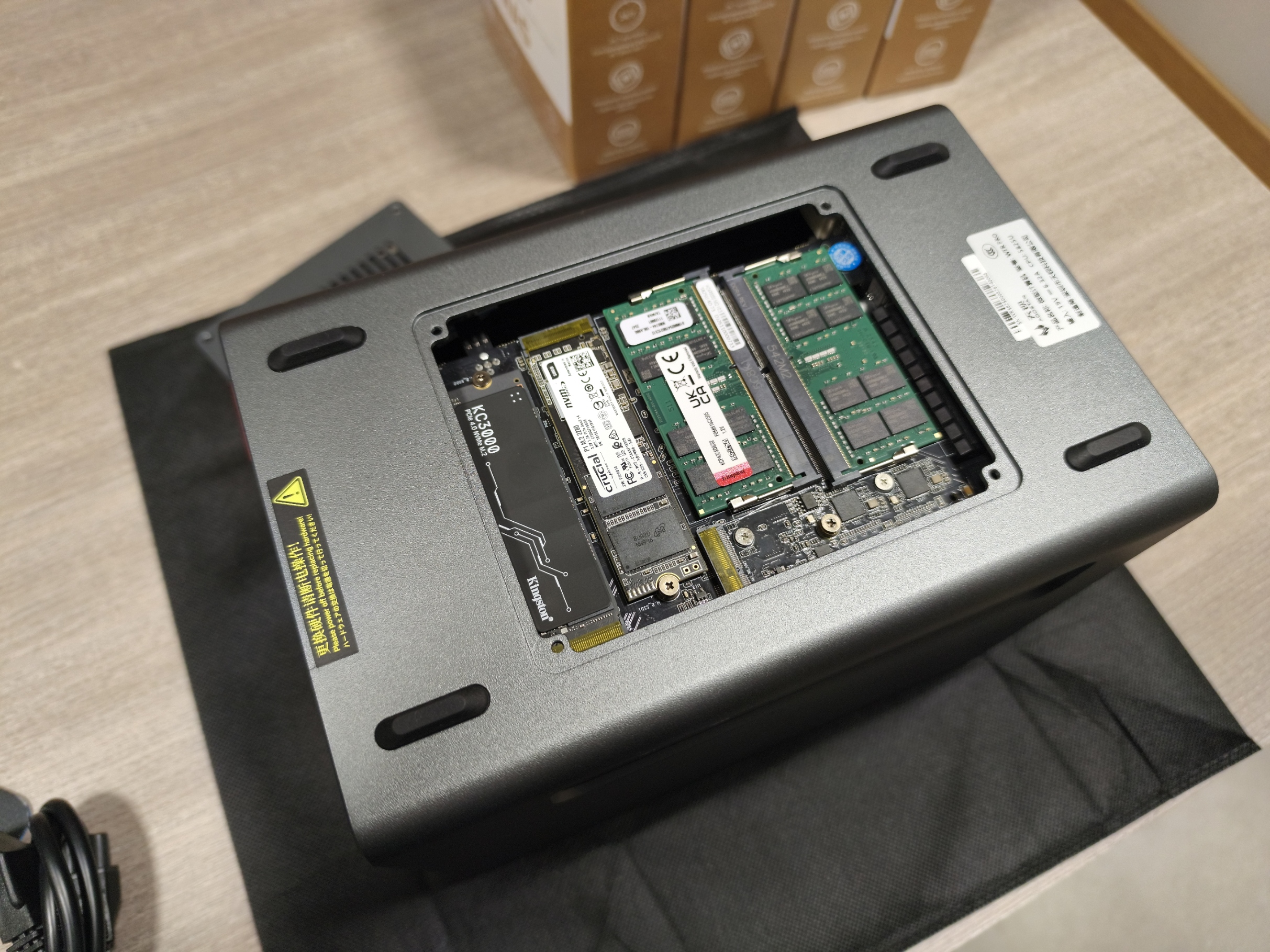 Placa madre con ambas RAM SODIMM instaladas y NVMe Kingston montado