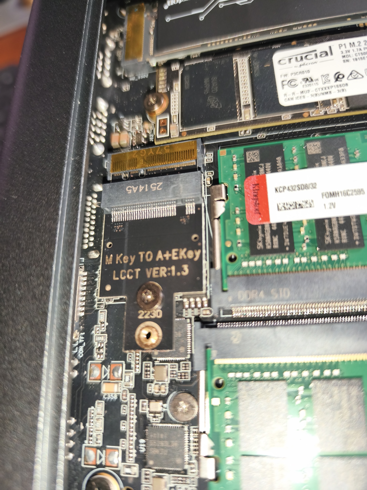 Adaptador M Key a A+E Key (LCCT v1.3) para módulo 2230, junto al Crucial P1 y la RAM Kingston