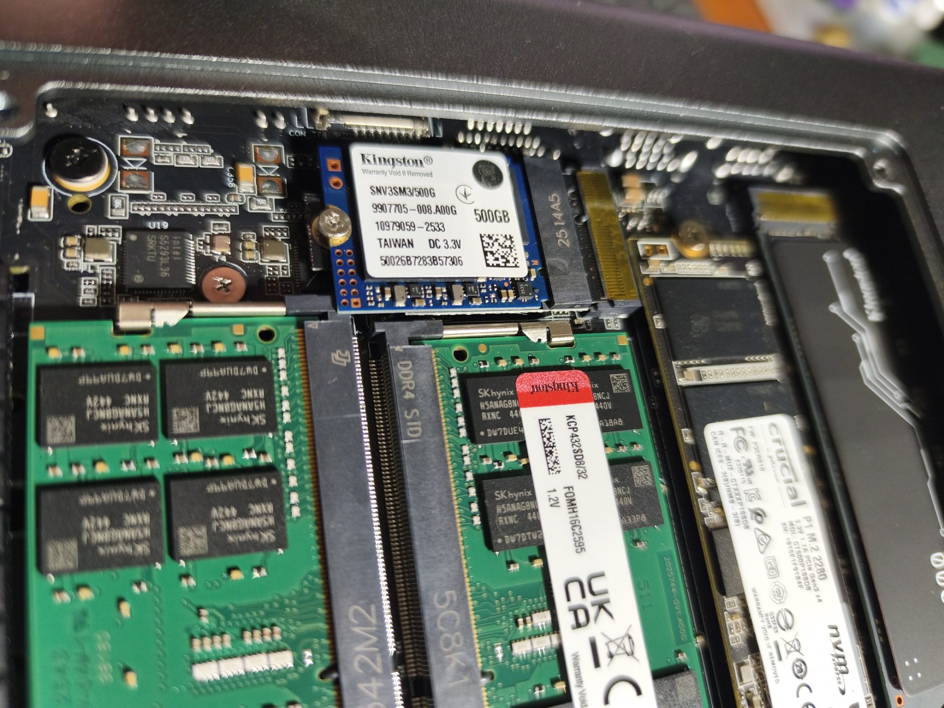 Kingston NV3 SNV3SM3 500 GB (2230) ya instalado vía el adaptador, junto al Crucial P1 M.2 2280